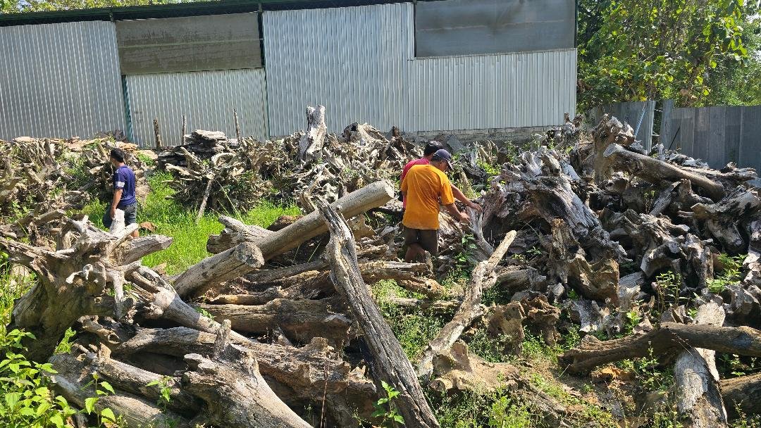 Teak-furniture-reclaimed-teak-chair-recycle-teak-from-indonesia-jepara-blora-sjp-antiek-saranajatiperkasa-old-furniture-bench-table-coffe-table-cabinet-cheap-price-high-quality